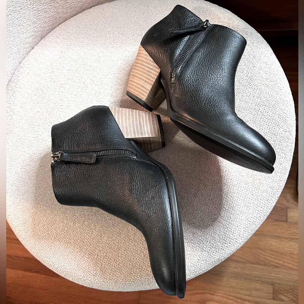 Ecco black leather bootie